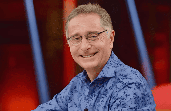 Paolo Bonolis porta il parrucchino? La verità sui suoi capelli